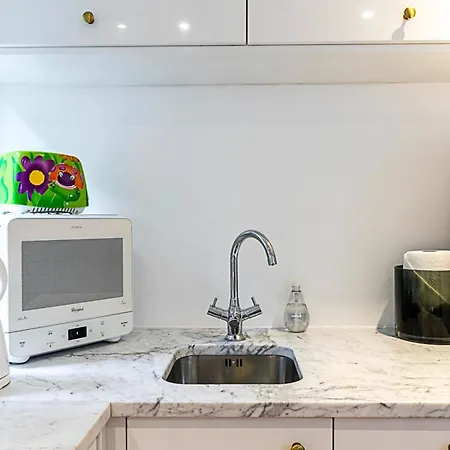 Parsons Modern One Bedroom Flat * London