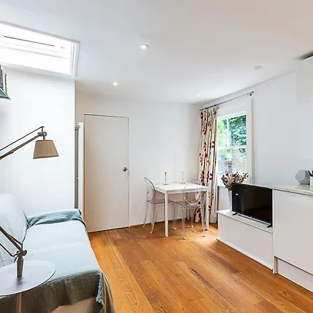 Parsons Modern One Bedroom Flat *