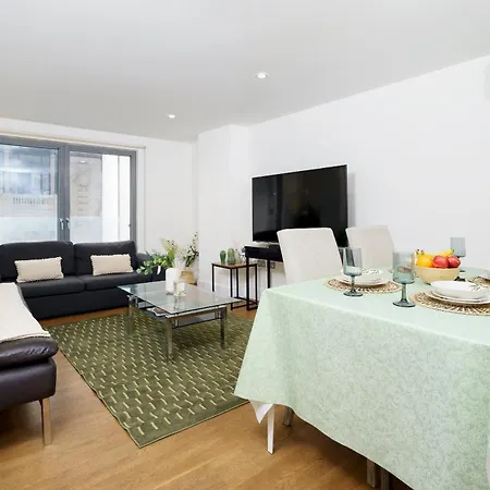 Modern 3 Bed 2 Bath Hyde Park *