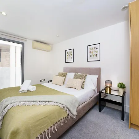 Modern 3 Bed 2 Bath Hyde Park