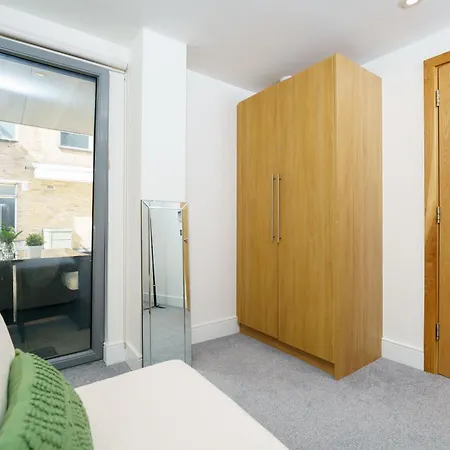 Modern 3 Bed 2 Bath Hyde Park *