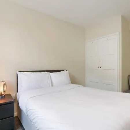 The Serene 2-bedroom Flat W Free Street Parking Aparthotel *