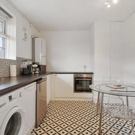 The Serene 2-bedroom Flat W Free Street Parking *