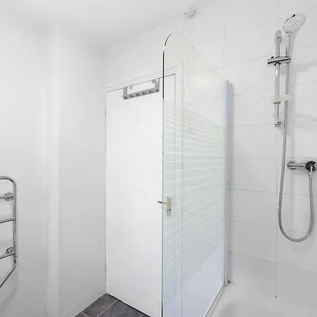 Kirkwall Apartment: Cozy 1-bedroom With Wi-fi By Maison Christo *