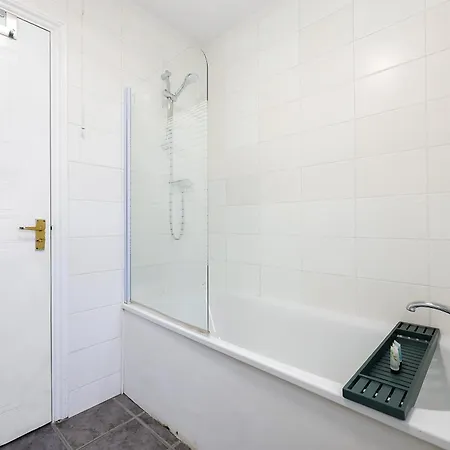 Kirkwall Apartment: Cozy 1-bedroom With Wi-fi By Maison Christo