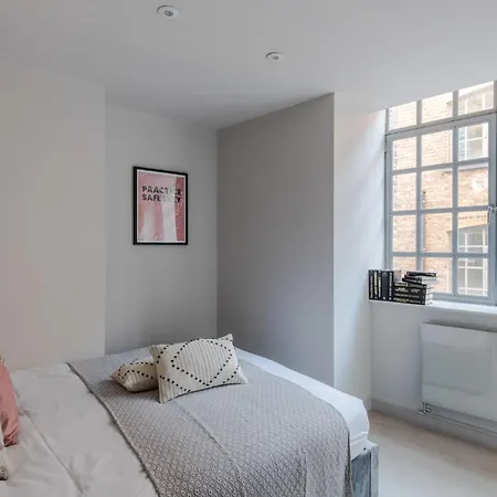 Sweet Dreams - Farringdon - By Frankie Says Apartment *
