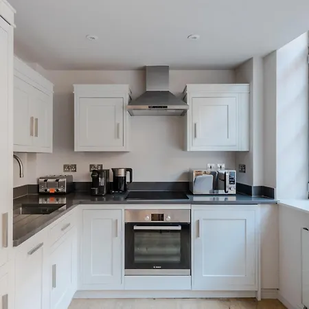 Apartment Sweet Dreams - Farringdon - By Frankie Says *