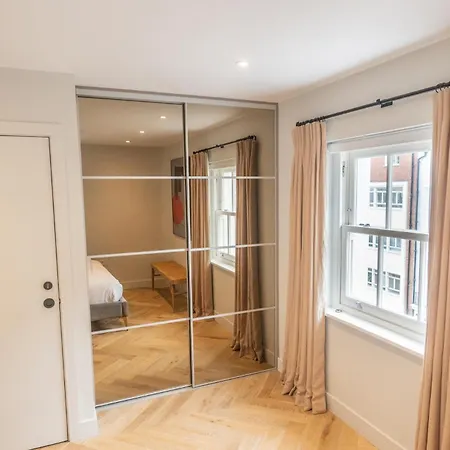 Modern 2 Bed Charlotte Street On 3rd Floor London