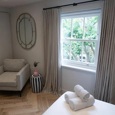Modern 2 Bed Charlotte Street On 3rd Floor