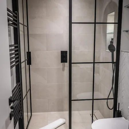 Modern 2 Bed Charlotte Street On 3rd Floor *