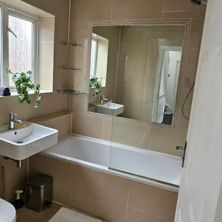 Cozy & Elegant 4 Bedroom Near Wembley Holiday home