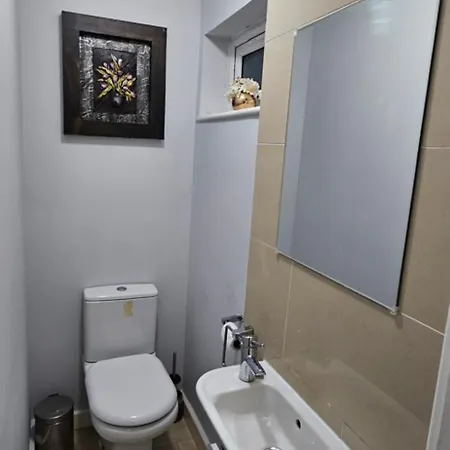 Cozy & Elegant 4 Bedroom Near Wembley Holiday home *
