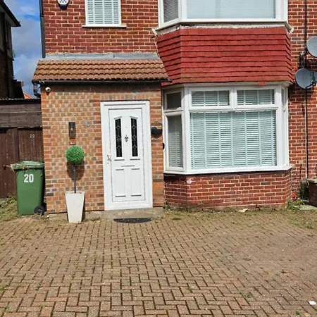 Cozy & Elegant 4 Bedroom Near Wembley *