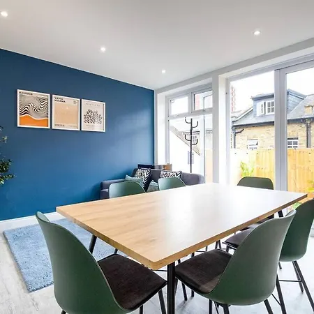 Spacious 3 Bed 3 Bath Aldgate Apartment *