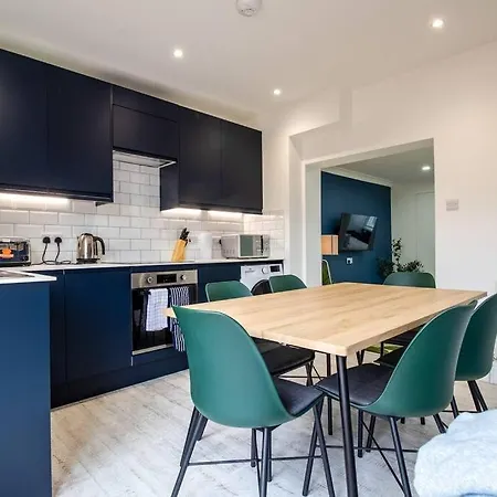 Spacious 3 Bed 3 Bath Aldgate London