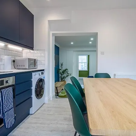 Spacious 3 Bed 3 Bath Aldgate Apartment