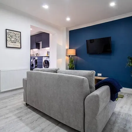 Spacious 3 Bed 3 Bath Aldgate Apartment *