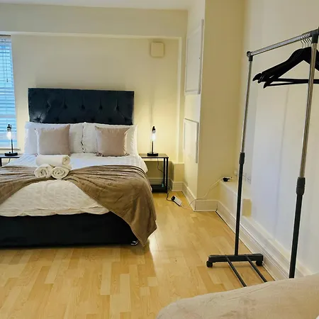 Ground Floor Wimbledon Flat With Parking Apartment London
