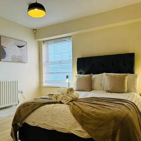 Ground Floor Wimbledon Flat With Parking Apartment London