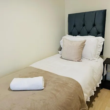 Ground Floor Wimbledon Flat With Parking Apartment