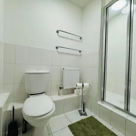 Ground Floor Wimbledon Flat With Parking Apartment London