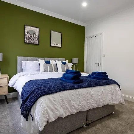 Spacious 3 Bed 3 Bath Aldgate *