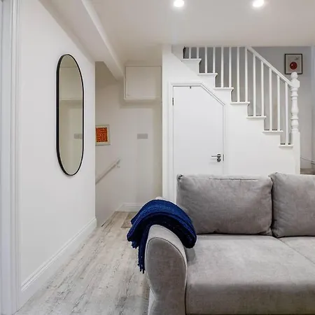 Spacious 3 Bed 3 Bath Aldgate Apartment *