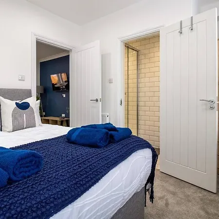 Spacious 3 Bed 3 Bath Aldgate Apartment London