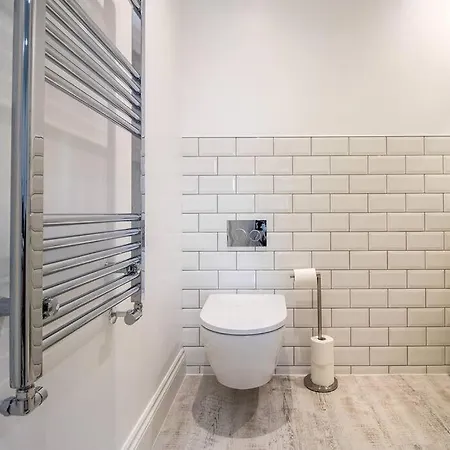 Spacious 3 Bed 3 Bath Aldgate *