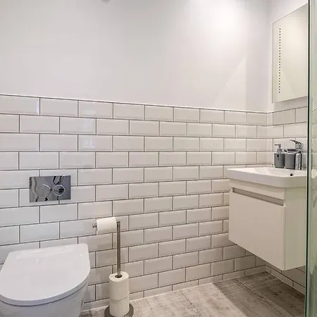Spacious 3 Bed 3 Bath Aldgate Apartment London