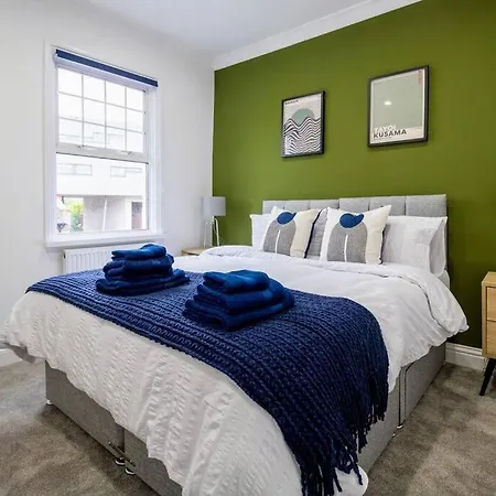 Spacious 3 Bed 3 Bath Aldgate Apartment