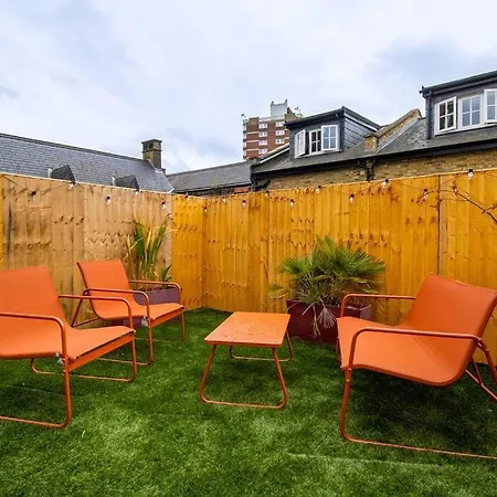 Spacious 3 Bed 3 Bath Aldgate Apartment *