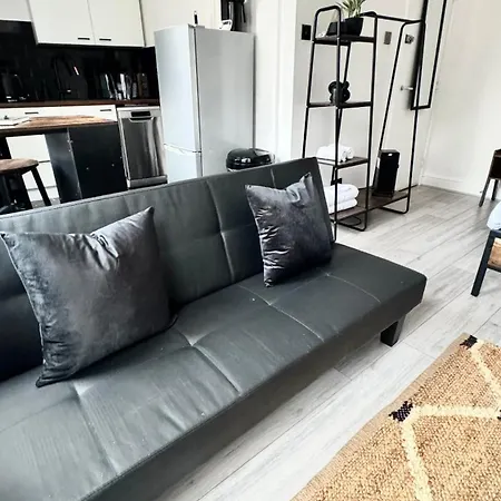 Stylish Central Kingston Studio, Professionals, Relocators, Long Stays, Near Kingston Station And Shopping Centre Apartment *