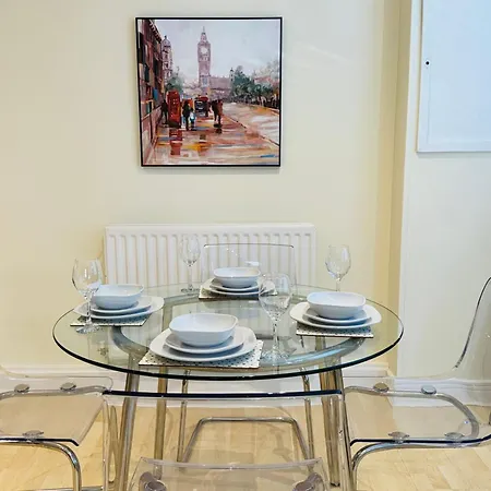 Ground Floor Wimbledon Flat With Parking *