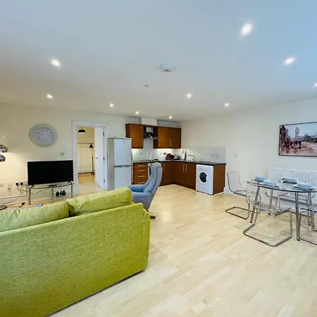Ground Floor Wimbledon Flat With Parking London