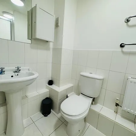 Ground Floor Wimbledon Flat With Parking * London