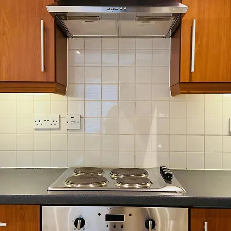 Ground Floor Wimbledon Flat With Parking