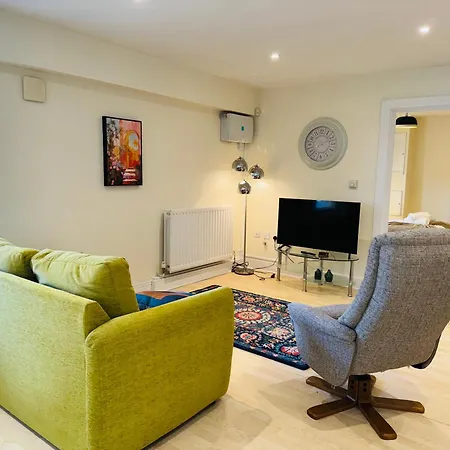 Ground Floor Wimbledon Flat With Parking