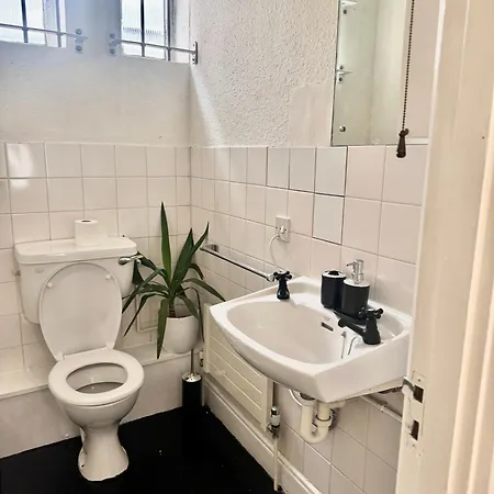 Stylish Central Kingston Studio, Professionals, Relocators, Long Stays, Near Kingston Station And Shopping Centre