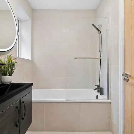 Stylish 3-bedroom Greenwich 2 Bath Pad & Free Parking London