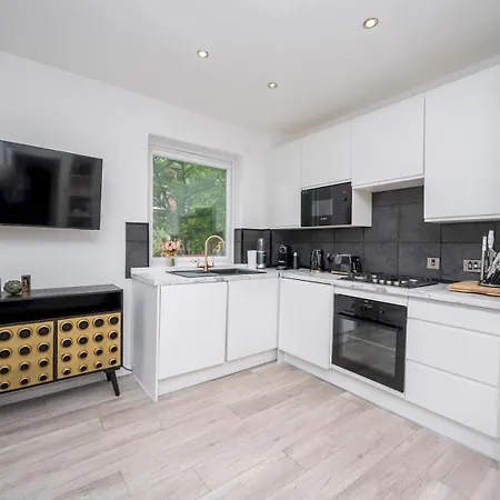 Pass The Keys - Waterfront Terrace Parking Apartment