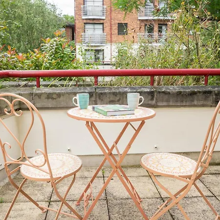 Pass The Keys - Waterfront Terrace Parking Apartment *