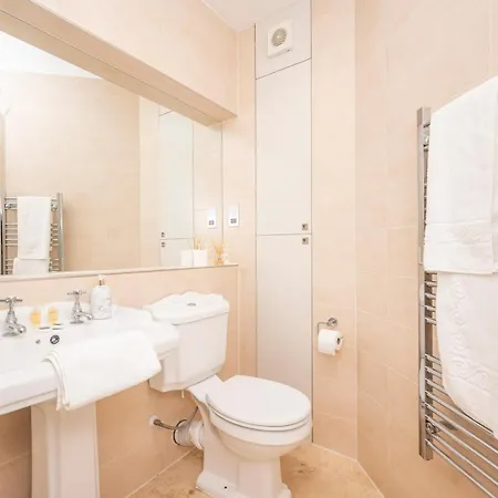 Pass The Keys - Waterfront Terrace Parking Apartment *