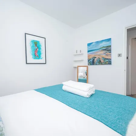 Pass The Keys - Waterfront Terrace Parking Apartment *