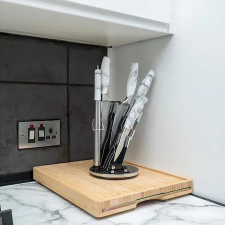 Pass The Keys - Waterfront Terrace Parking Apartment London