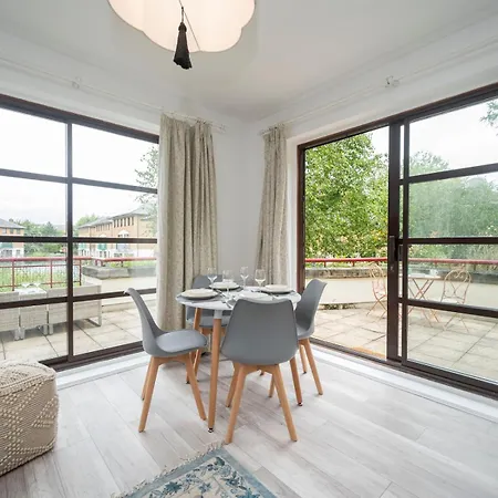 Pass The Keys - Waterfront Terrace Parking Apartment