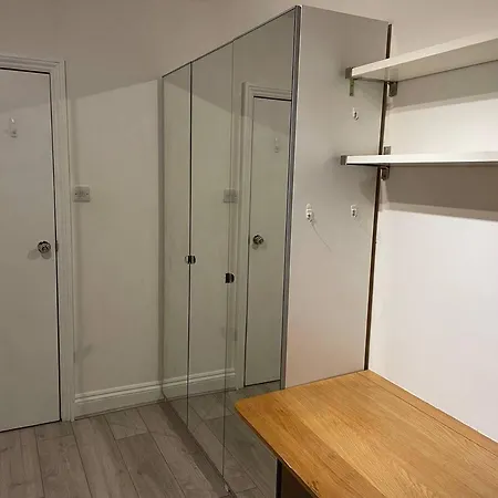 Spacious Double Bedroom With Private Bathroom Ensuite In Canary Wharf E14, Only 1 Stop To Excel And O2 For Short Or Long Let In Canary Wharf, Less Than An Hour From Heathrow, Stansted And Gatwick Airport * London