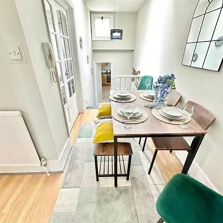 Apartment Beautiful Two Bedroom Queensway