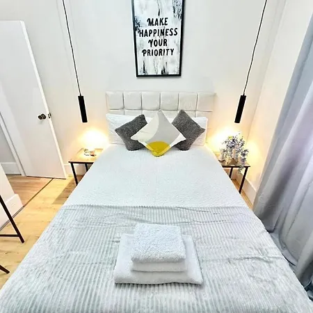 Beautiful Two Bedroom Queensway *