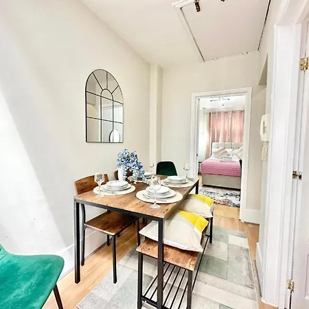 Apartment Beautiful Two Bedroom Queensway *